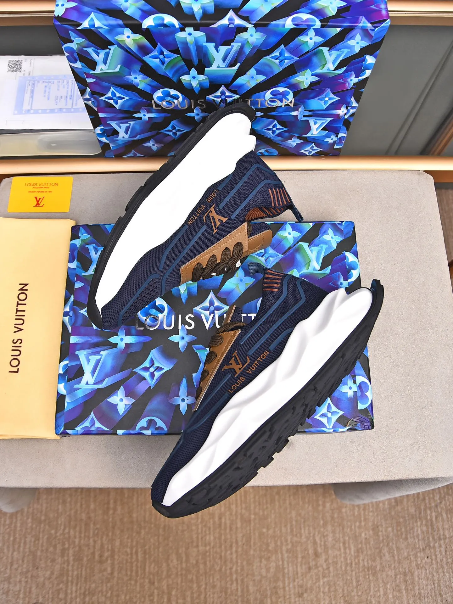 Men's shoes 💰500 LV high-end hot model 👍 Counter 1 design. The face is made of high-elastic fly knit + cowhide + imported glue! TPU outsole is easy to put on, light, comfortable and elastic, trendy and fashionable! ! ! 💪Multiple colors to choose from! Code number: 38-44 (45 46 customized)